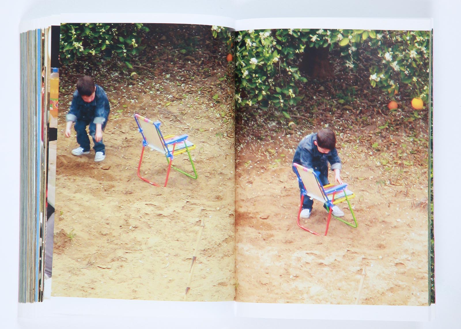 06_johnnie-walker-on-the-beach_francisco-paco-carrascosa_doppelseite_junge-orangenhain-spielen-es-1600px