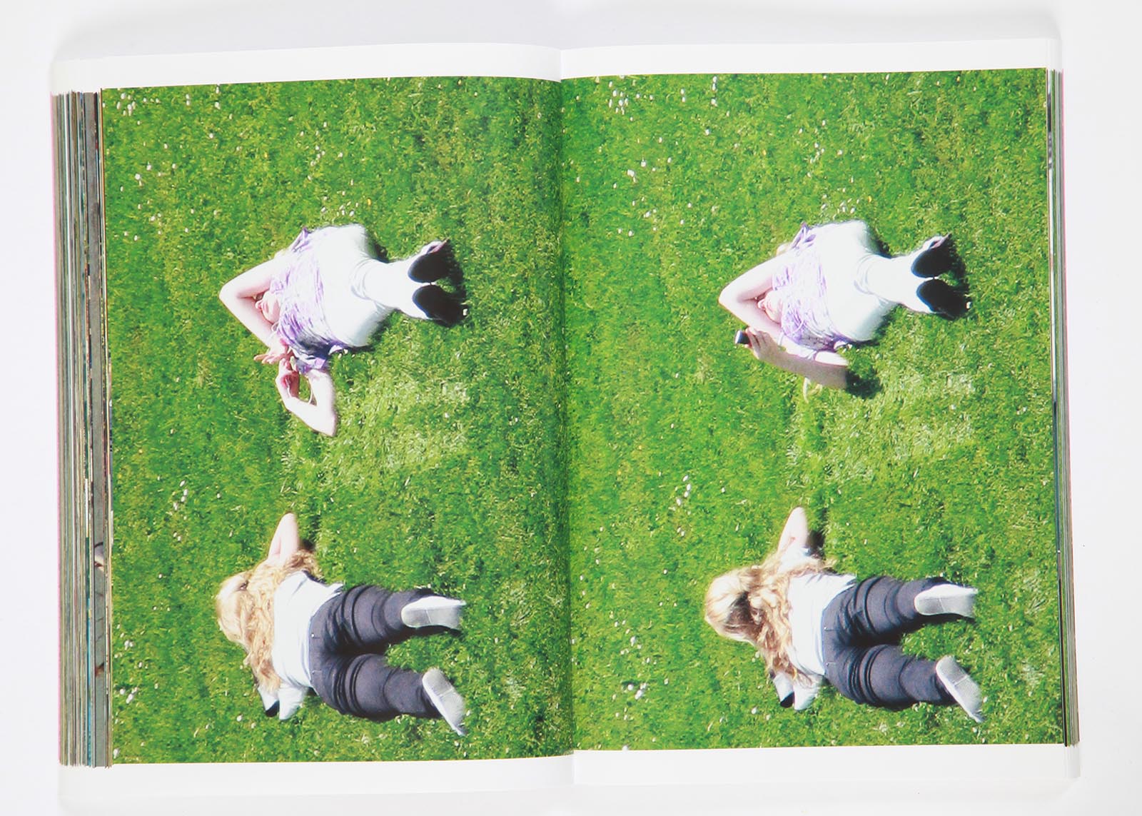 07_johnnie-walker-on-the-beach_francisco-paco-carrascosa_doppelseite_tollende-teenager-rasen-jp-ch-1600px