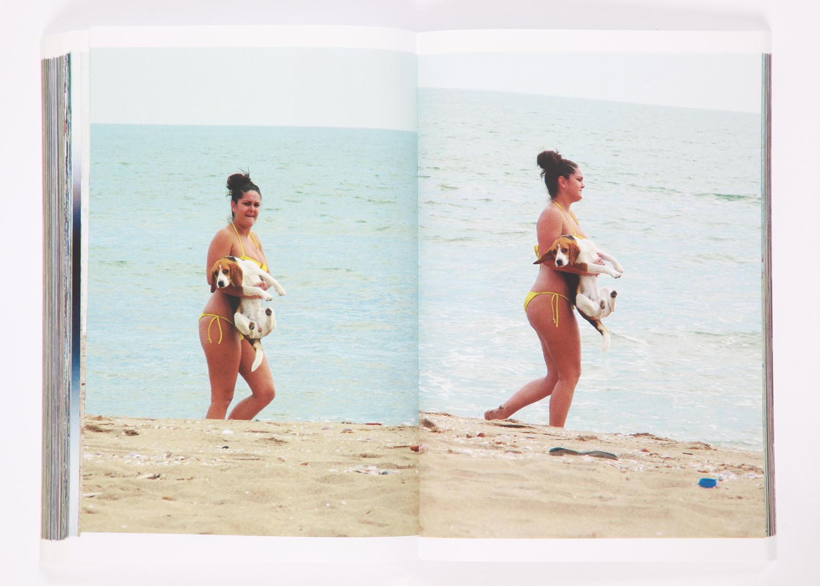 11_johnnie-walker-on-the-beach_francisco-paco-carrascosa_doppelseite_frau-strand-hund-tragen-es-1600px