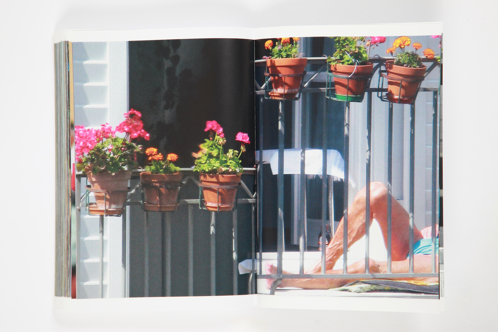 12_johnnie-walker-on-the-beach_francisco-paco-carrascosa_doppelseite_frau-sonnenbad-balkon-1600px